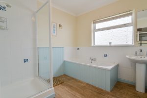 Bathroom at Turi | Raintree House Holidays