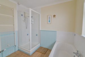 Bathroom with separate shower at Turi | Raintree House Holidays