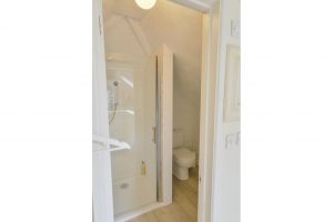 Bathroom with separate shower at Turi | Raintree House Holidays